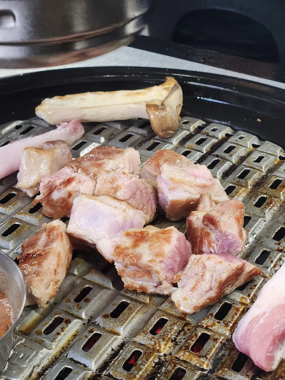뒤집은 뒤 육즙이 올라온 숙성 삼겹살