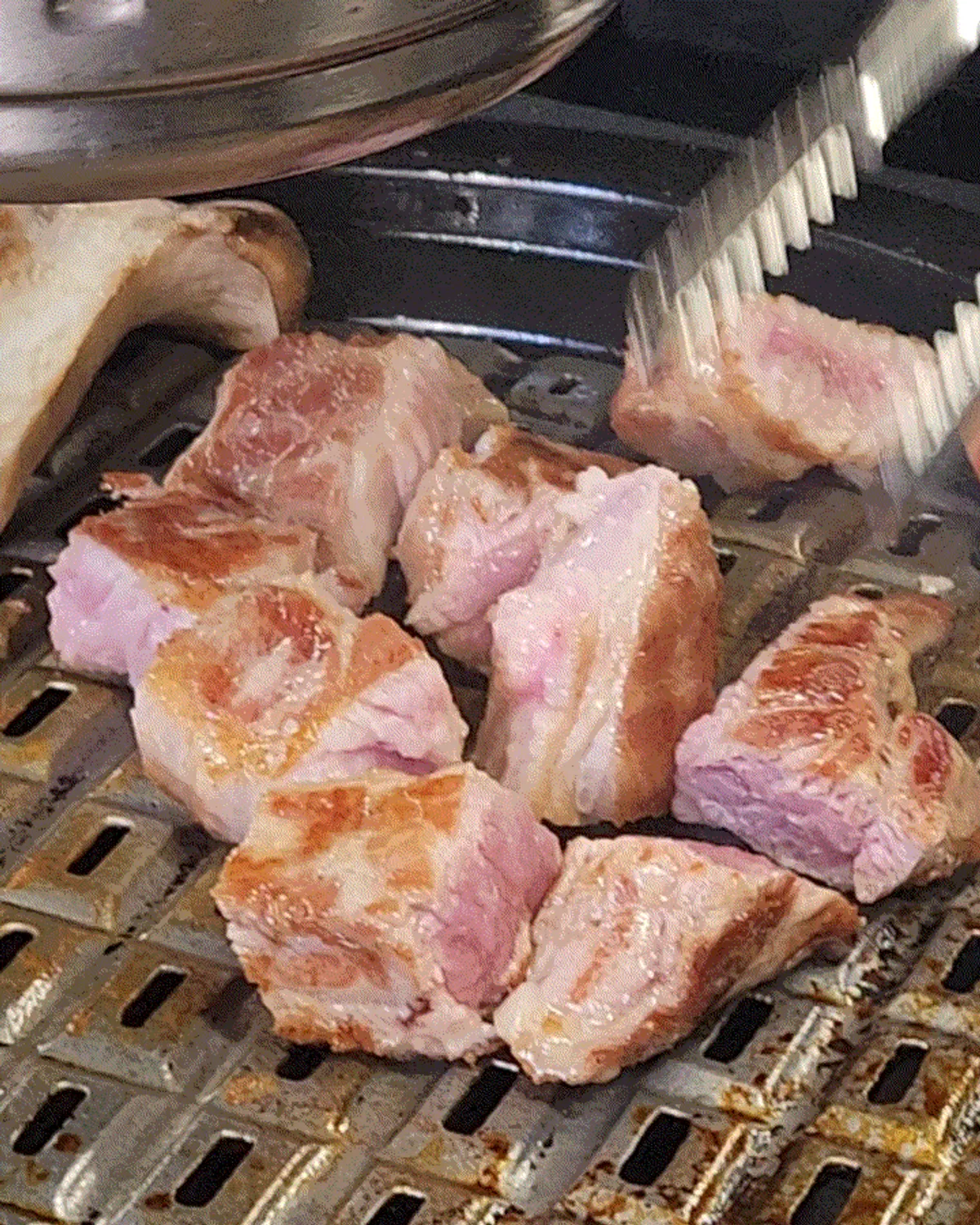 먹기 좋은 크기로 잘라 구워지는 고기