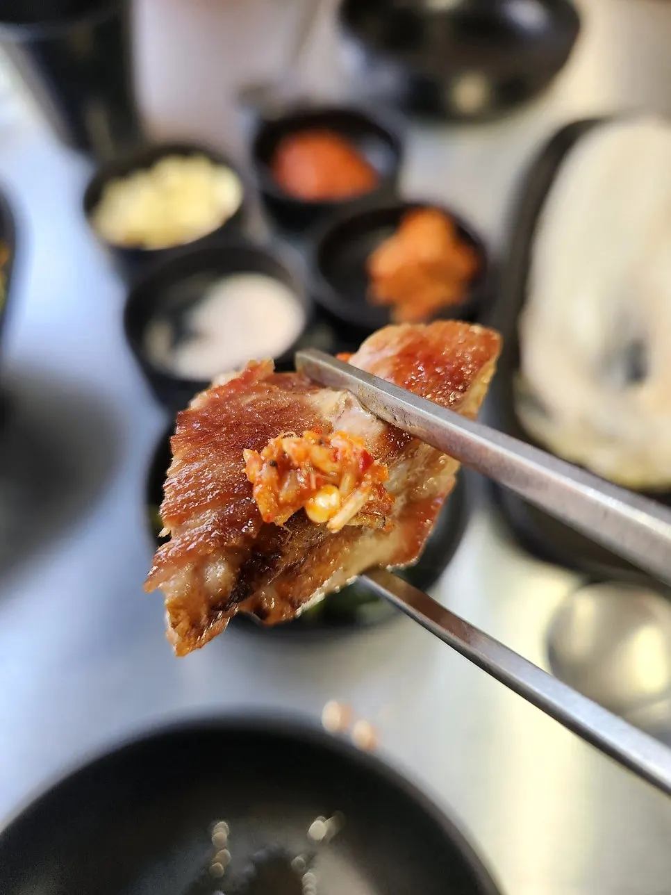 소금에 찍어 먹는 육쯥 고기