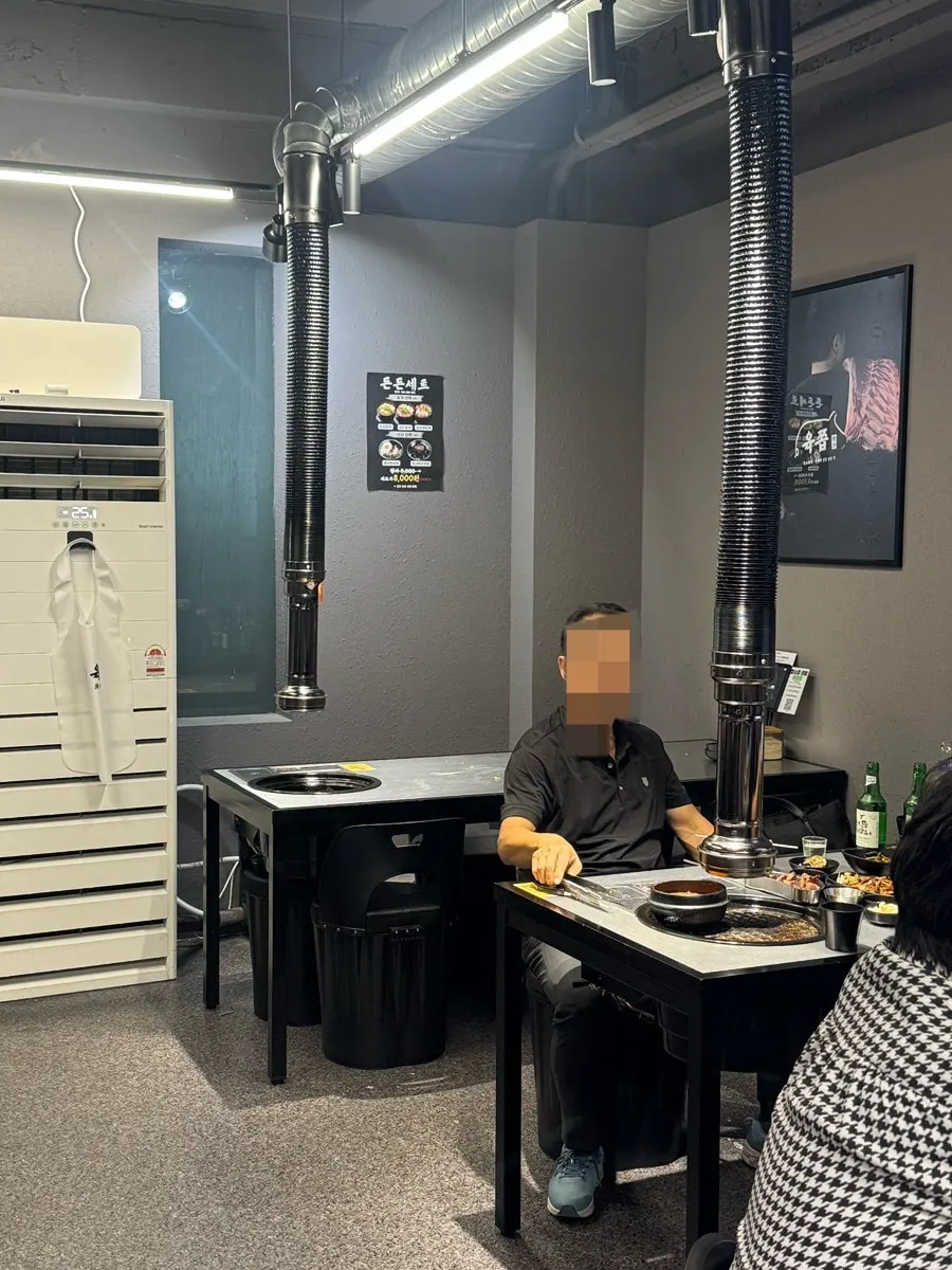 육쯥 매장 내부 테이블