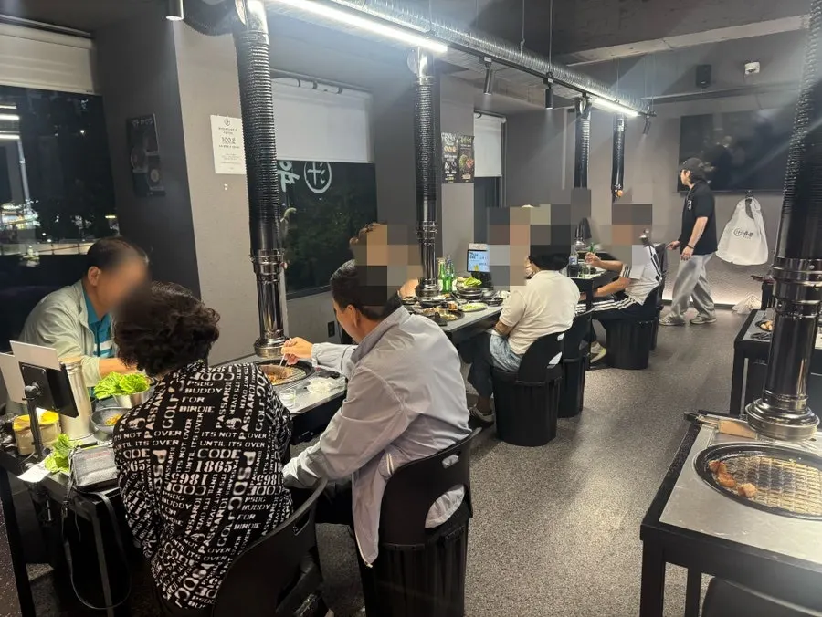 육쯥 1층 홀 내부 전경