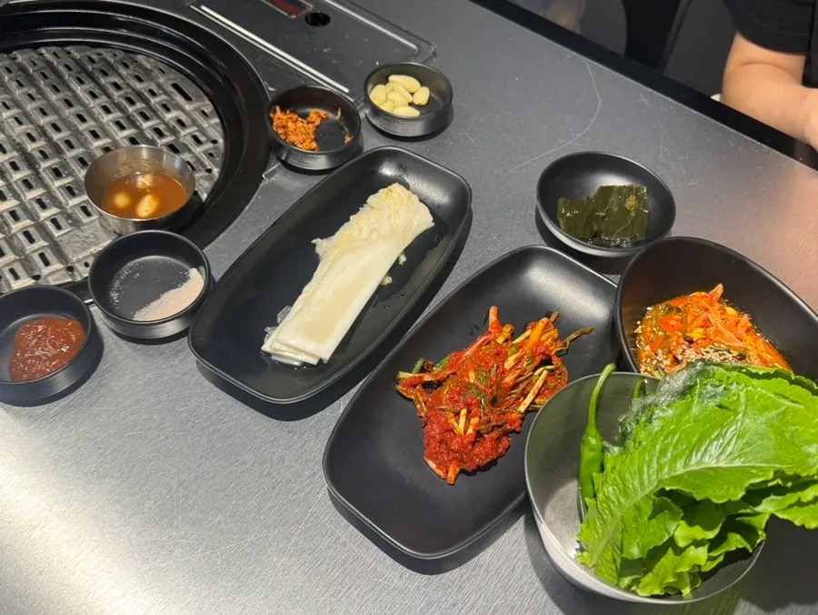 육쯥 기본 찬과 소금·새우젓·멜젓 구성