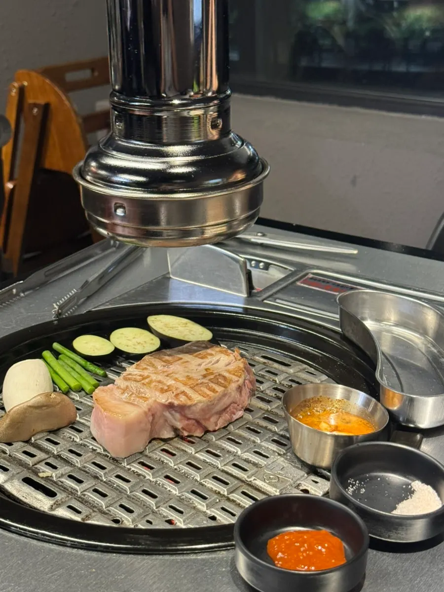 불판에 올려진 두꺼운 목살