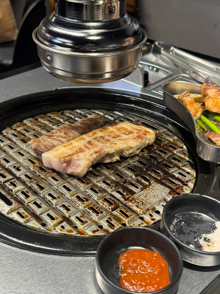 불판 위 육쯥 통삼겹살