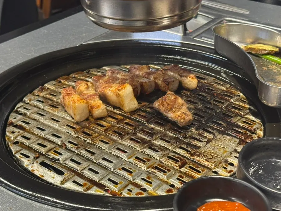 노릇하게 구워진 삼겹살 클로즈업