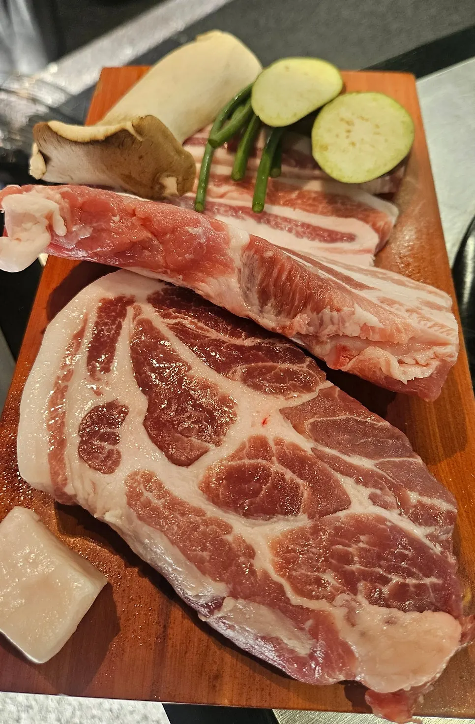 A tray of raw meat for the Yukjjip mixed platter 600g