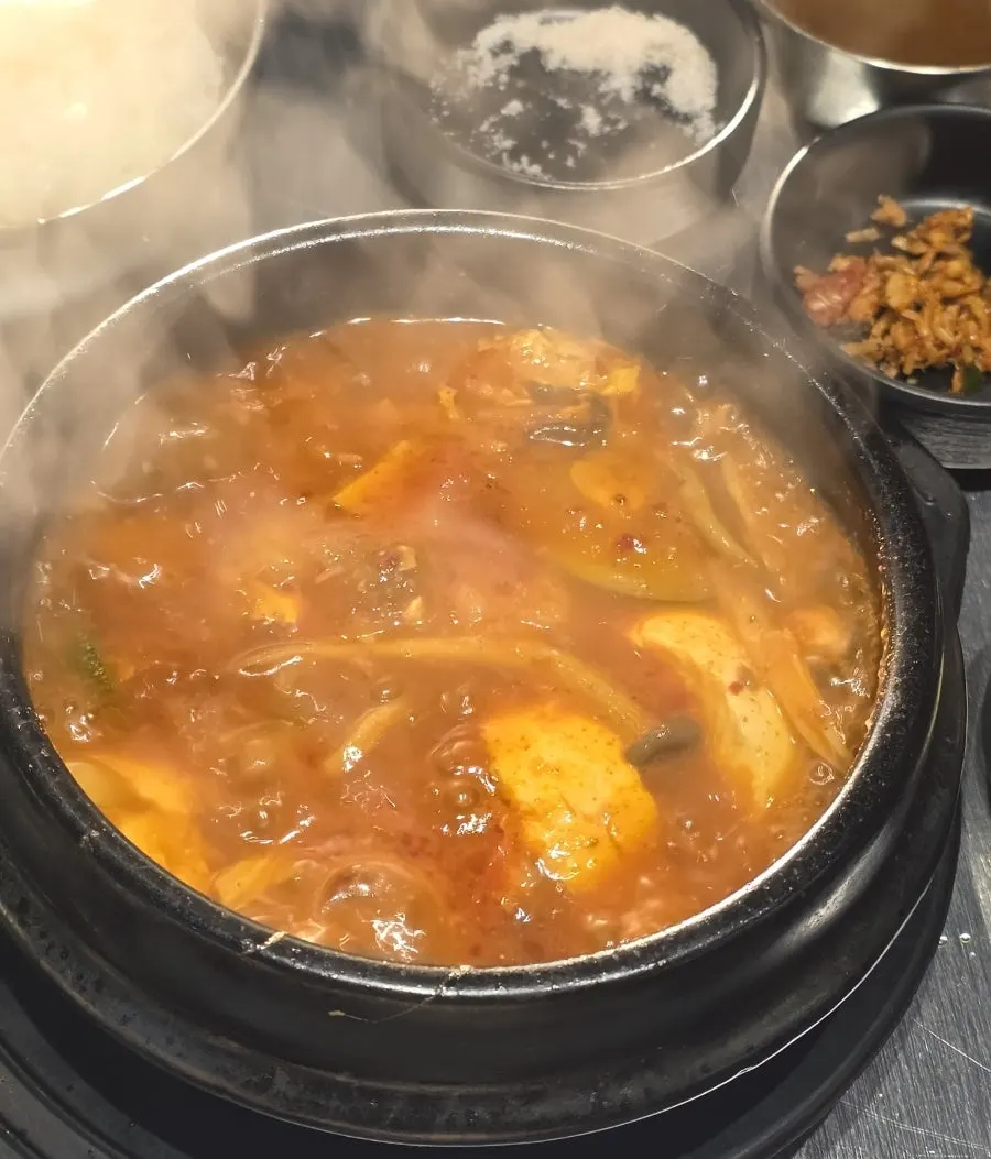 Lettuce wrap with meat and banchan