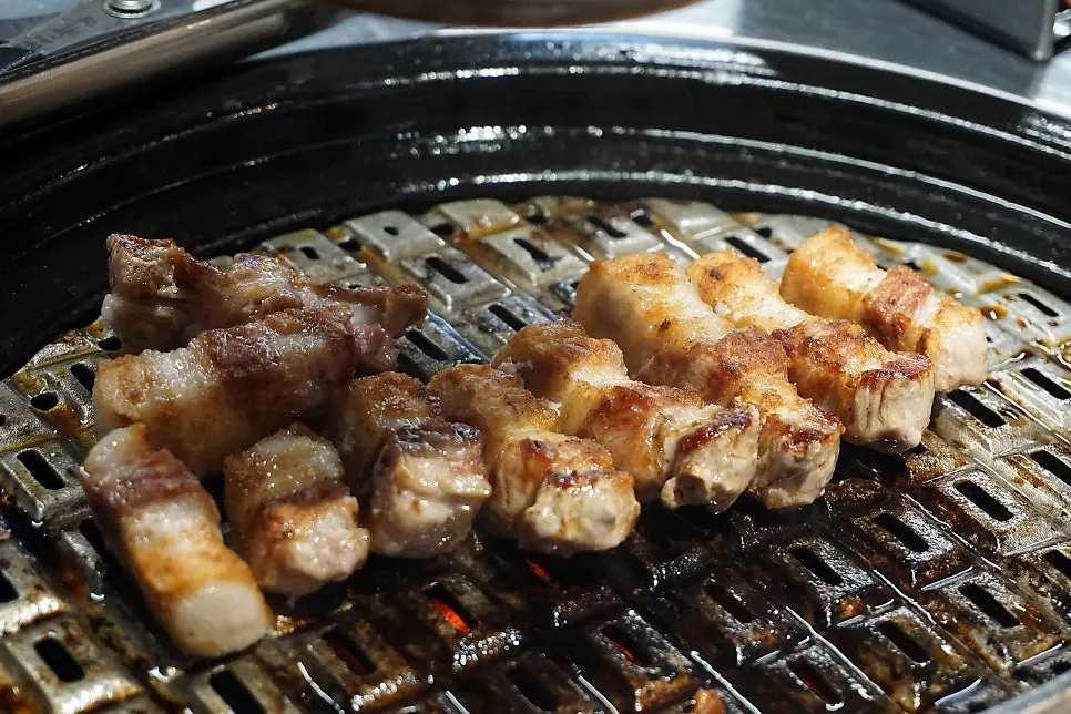 불판에 올린 통삼겹살