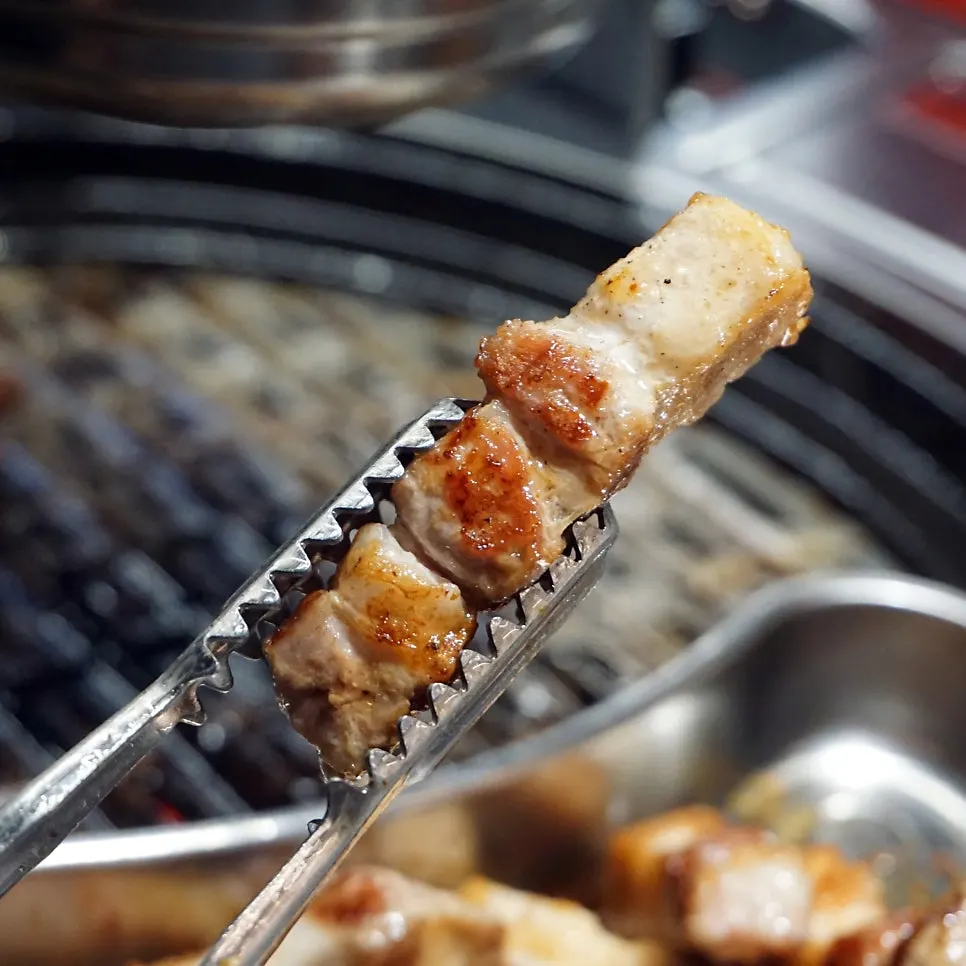 다 익은 삼겹살 구이 접시