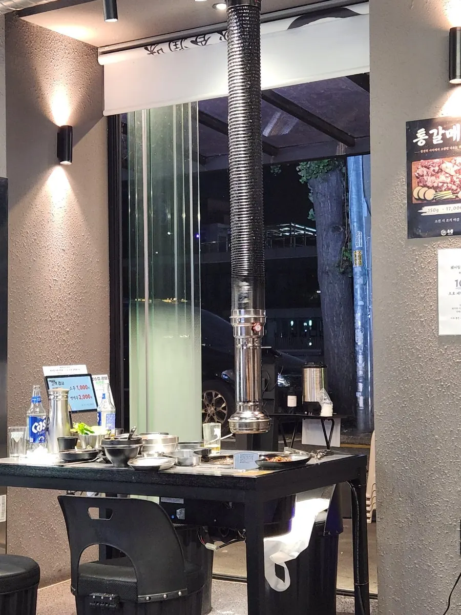 テーブル間隔が広いYukjjipのホール席