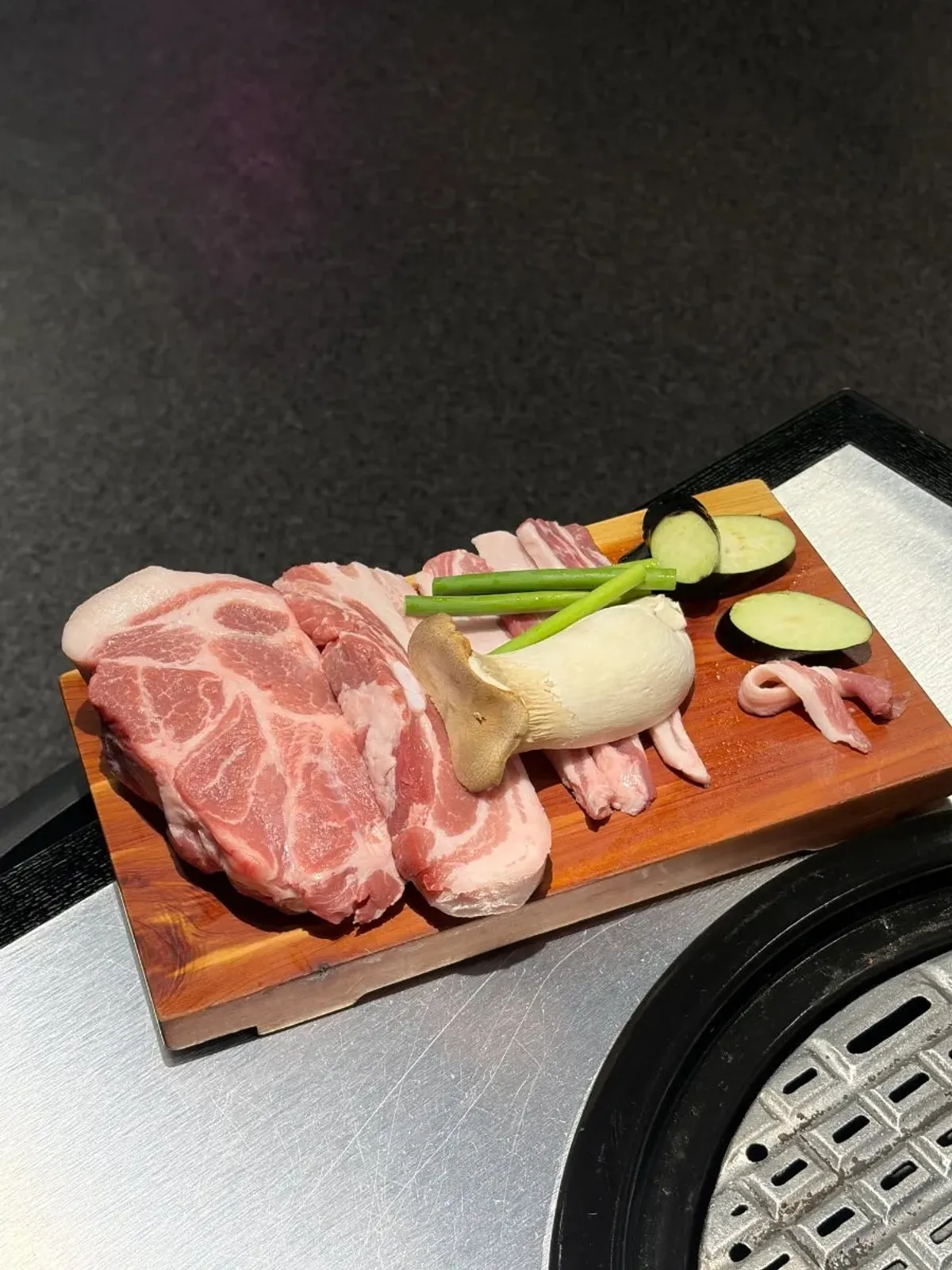 不板に最初に乗せた厚みのある肩ロース