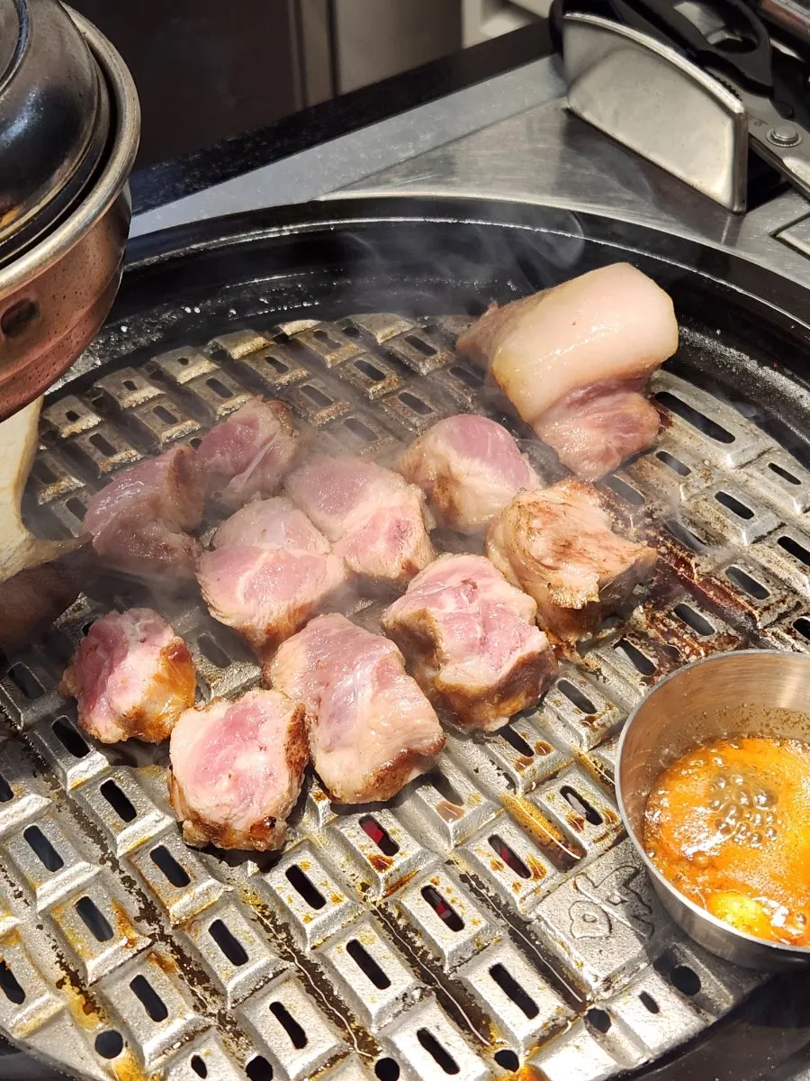 卵入りの濃厚な熱スンドゥブチゲのスープ