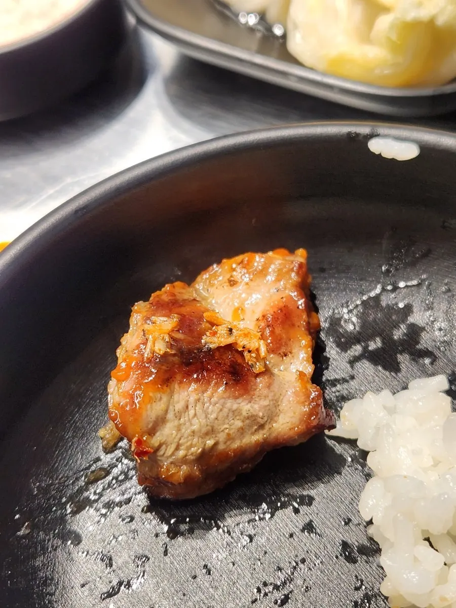 ピンク色にちょうどよく焼けた肩ロース