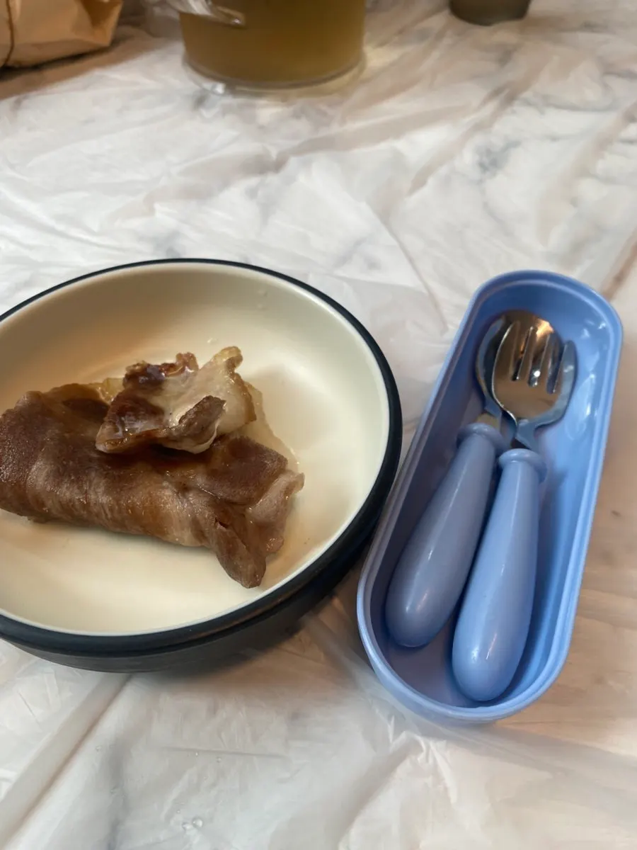 아기 접시에 잘게 자른 고기