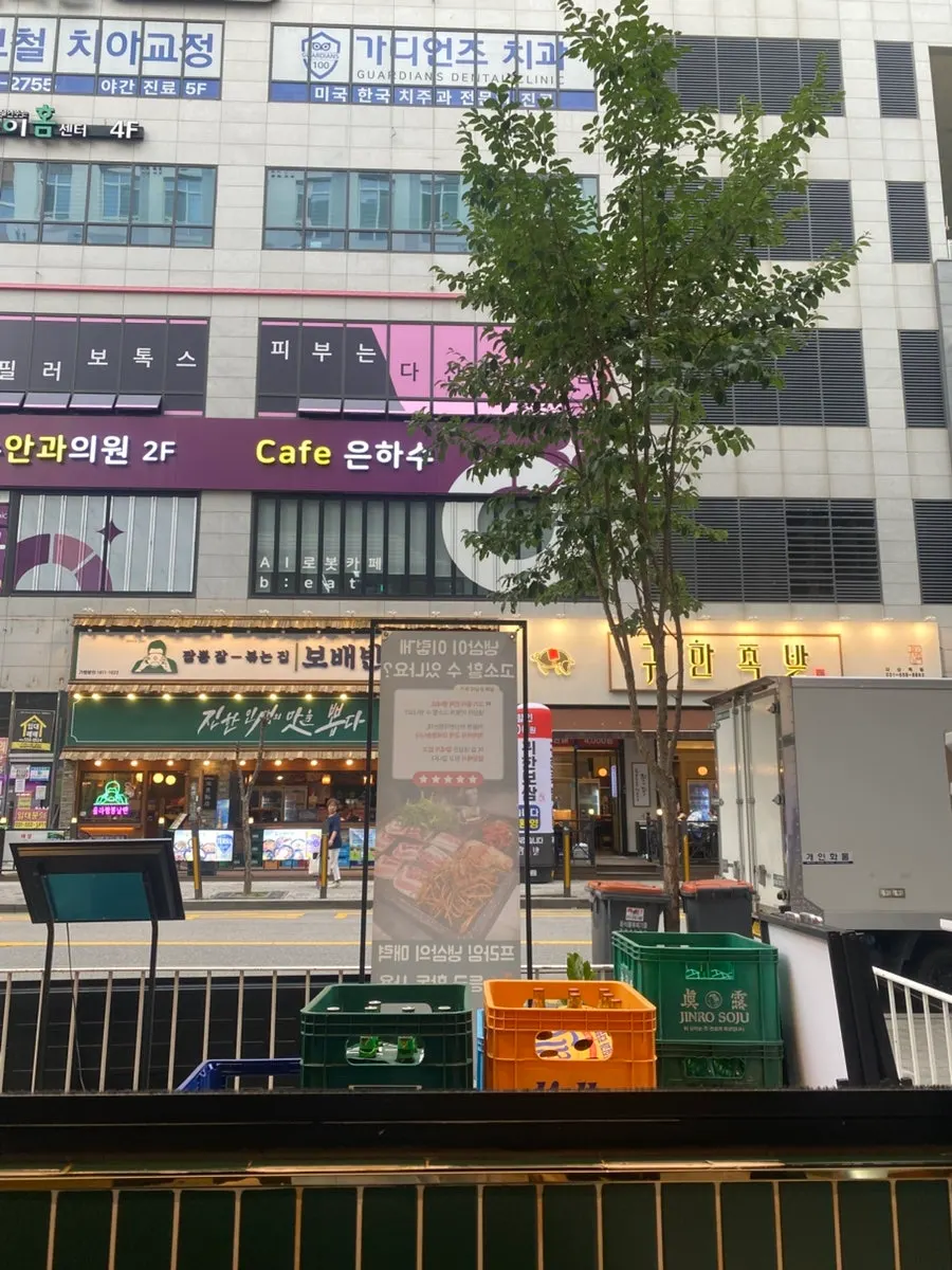 창문 옆 야장 느낌 좌석