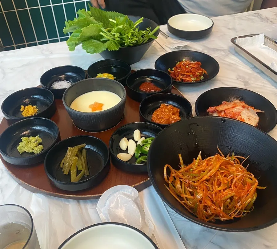 고기와 곁들이는 응봉집 기본찬 한 상
