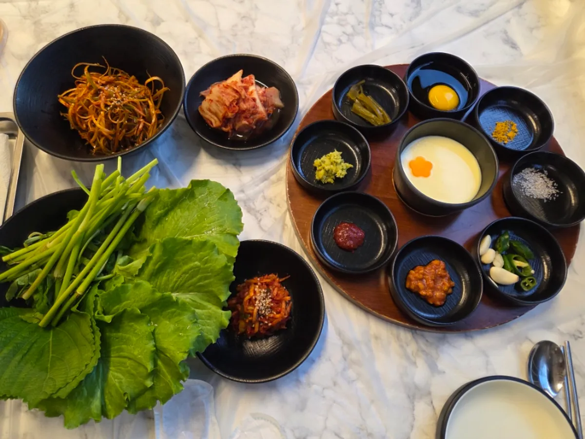 무채 파절이 김치가 정갈하게 놓인 기본찬
