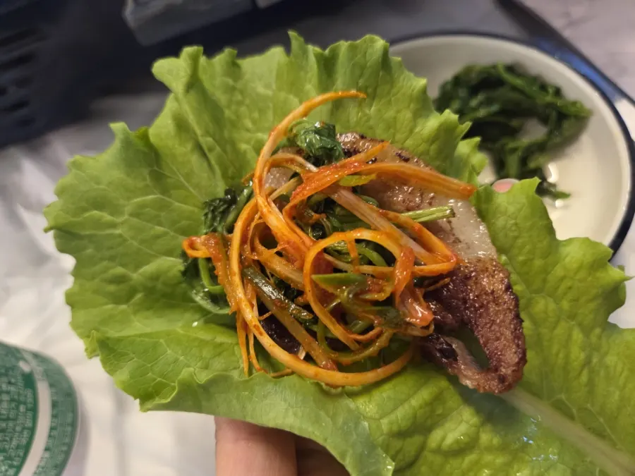 구운 냉동삼겹살과 밑반찬 조합