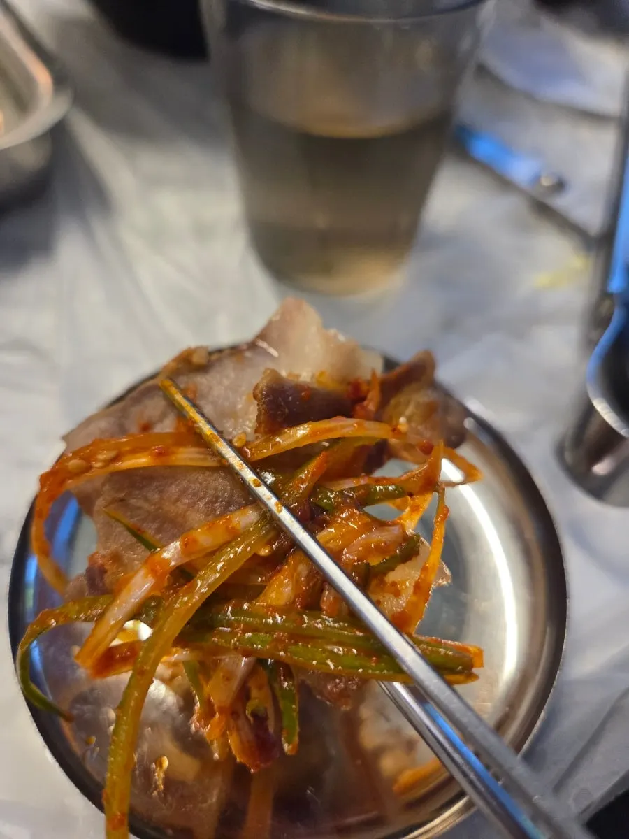 소스에 찍은 냉동삼겹살 한 점