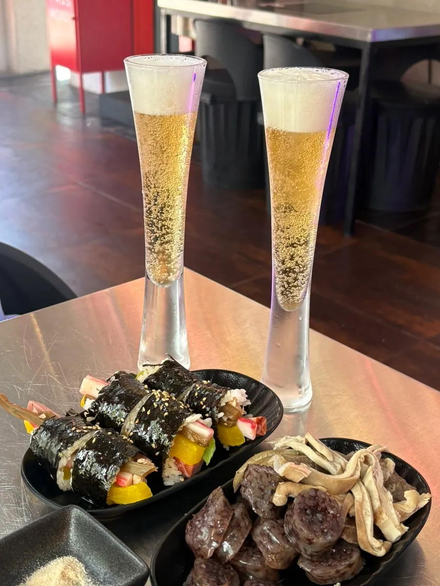 The Gimbap-Tteok Single Set with gimbap and tteokbokki