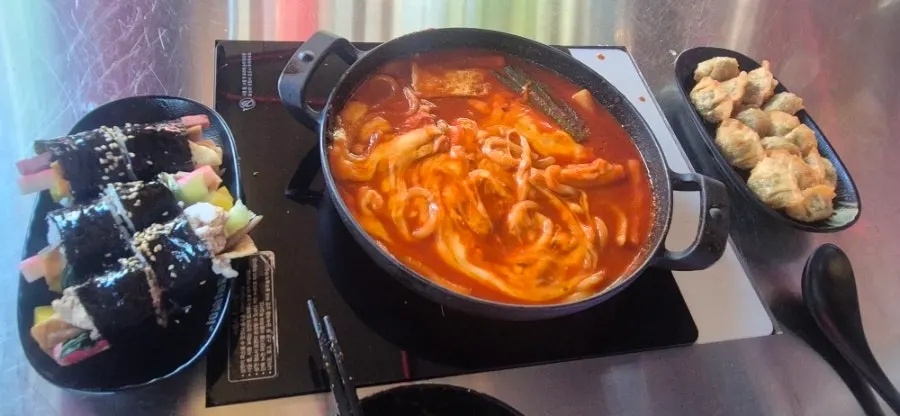 Udon noodles added to the tteokbokki