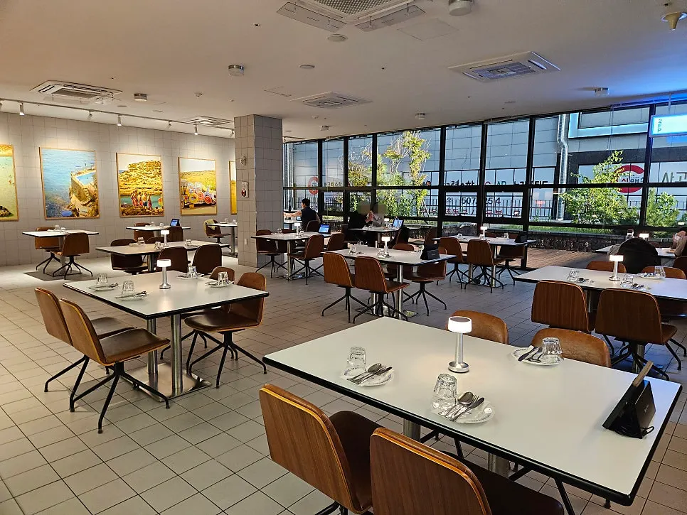 Seating area with a gallery-like atmosphere