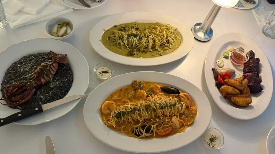 Table set with the four ordered dishes