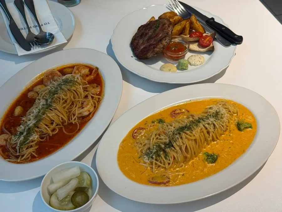 파스타 두 접시와 목살 스테이크 한상 차림