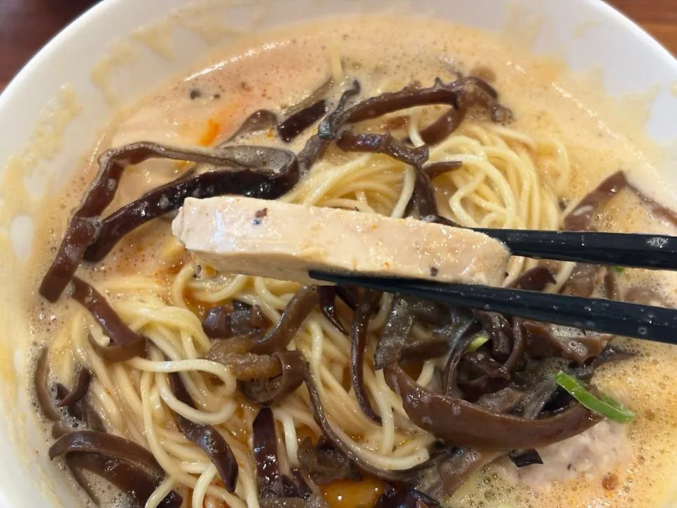 라멘 속 버섯과 면 조합