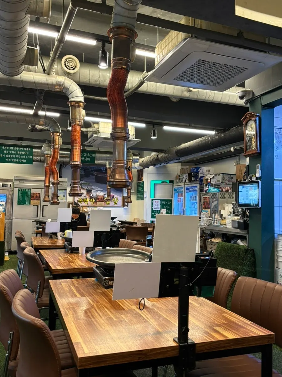 有预约席的屋塔房店内餐桌