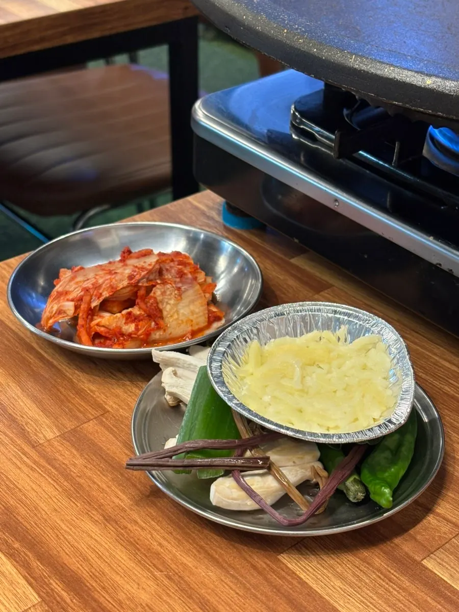 有酸泡菜、豆腐和肉的泡菜汤