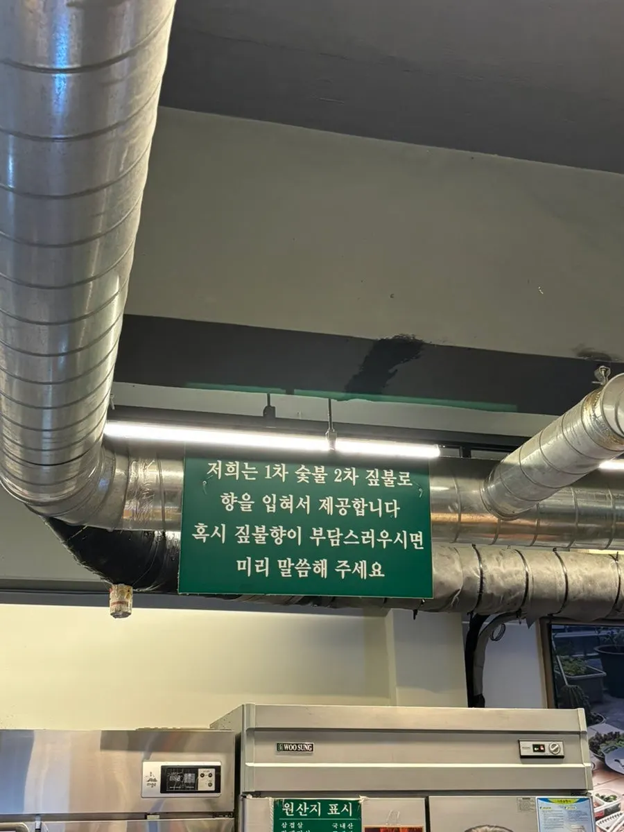 搭配黑米饭的一桌餐