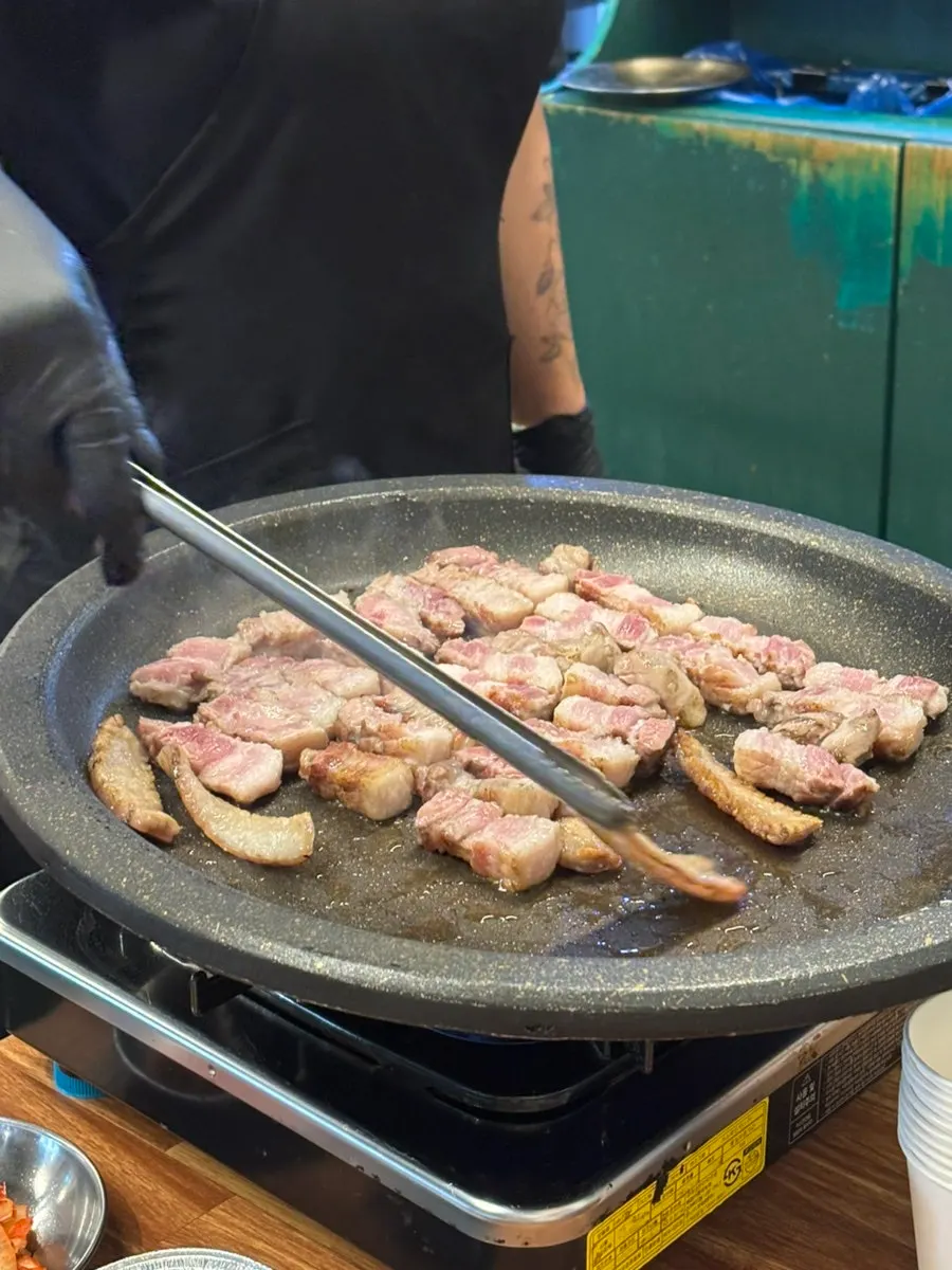 带炭火与稻草火香气的五花肉