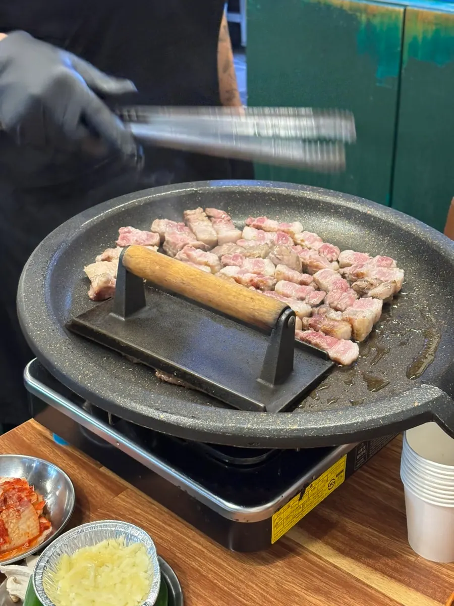 员工代烤五花肉