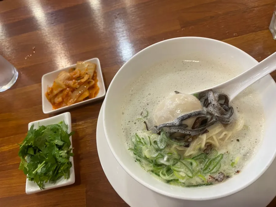 하이볼과 맥주를 곁들인 식사