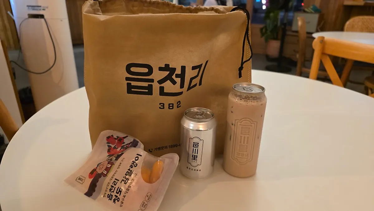 Misugaru and canned americanos packed to go from Eopcheonri382 Chungbuk National University Branch