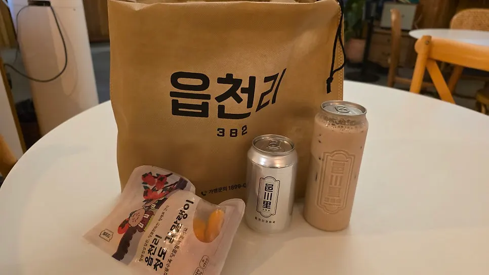 Six-can americano set in a logo-printed brown cooler bag