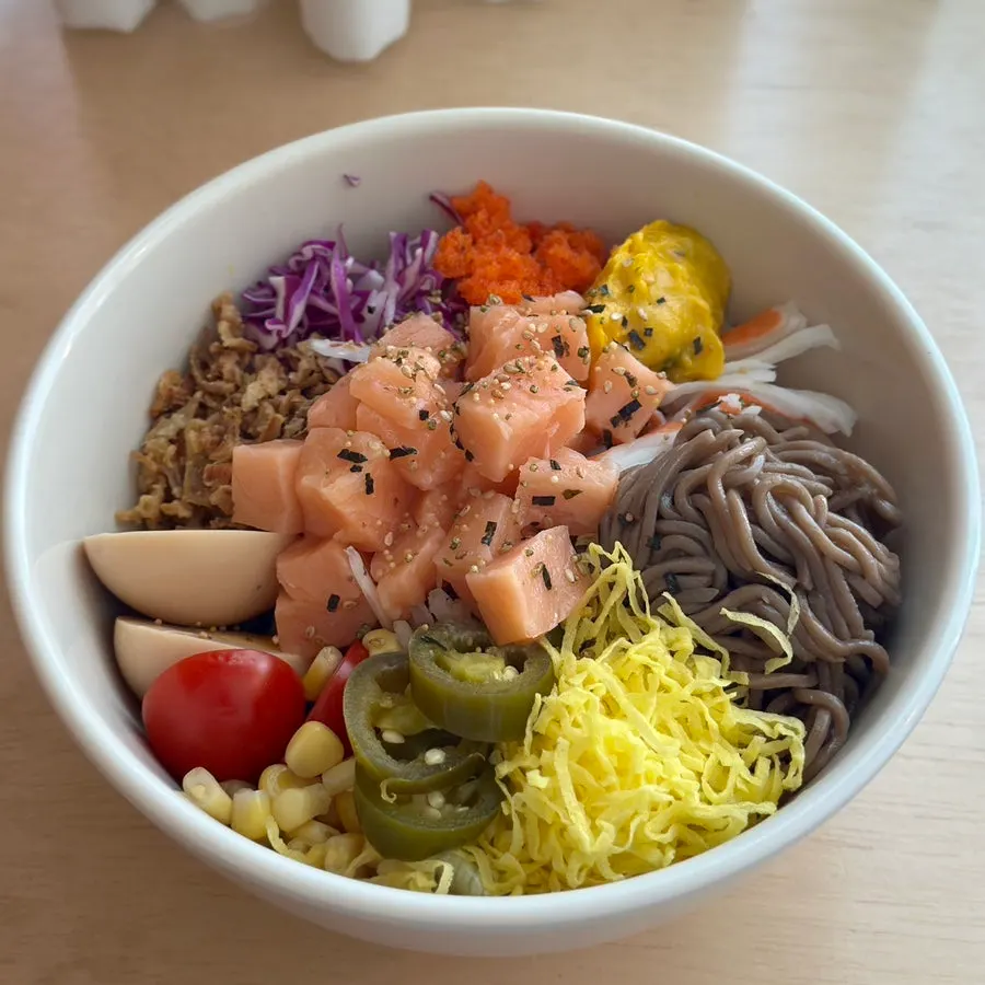 재료가 푸짐하게 담긴 연어 포케 샐러드 볼