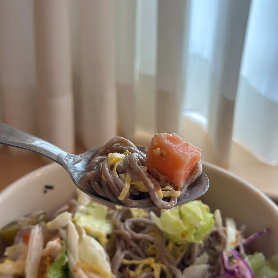 랜치 소스를 버무린 연어 포케