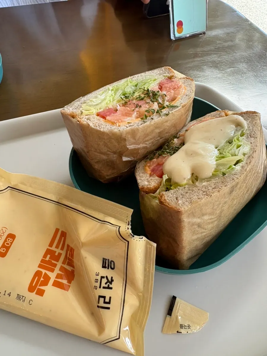포크로 먹는 샌드위치 접시