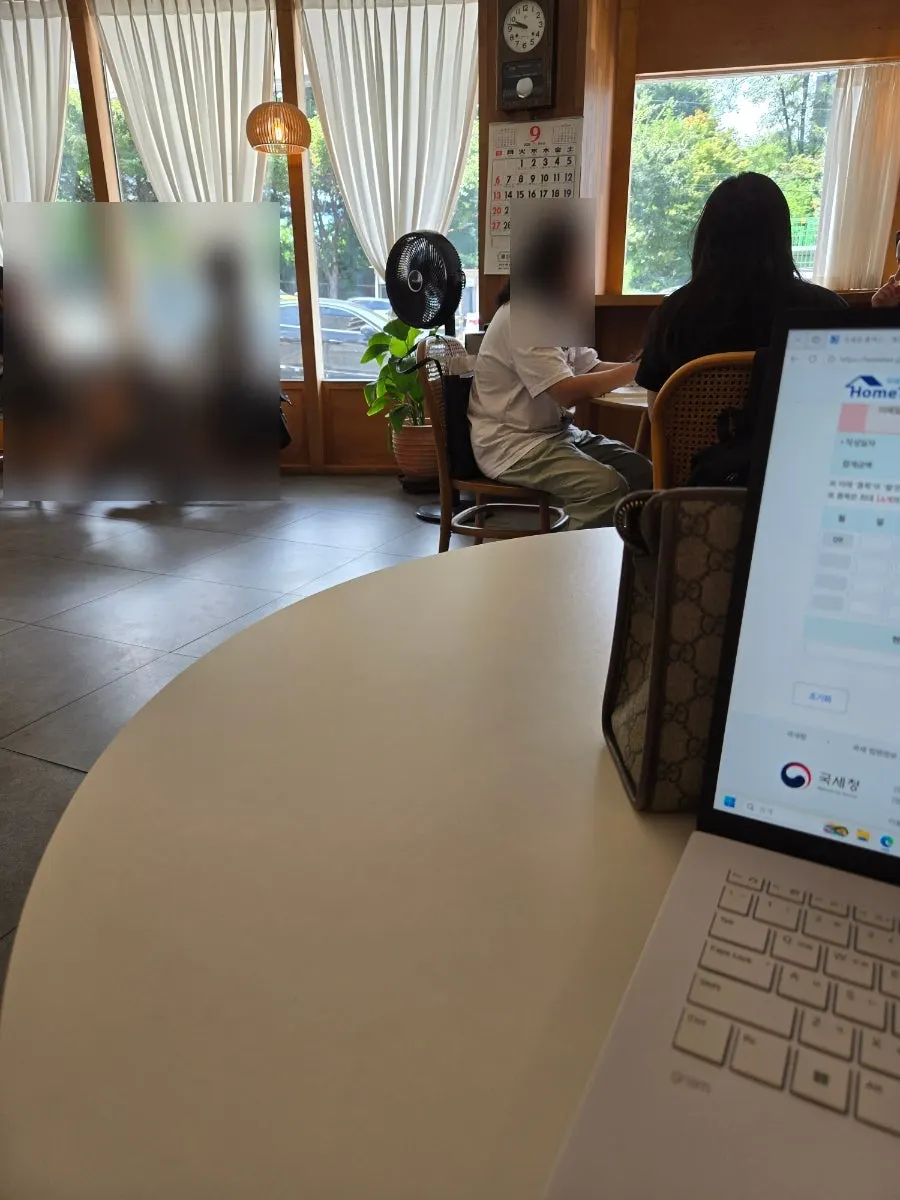 한 손으로 들고 먹는 햄치즈 또띠아랩
