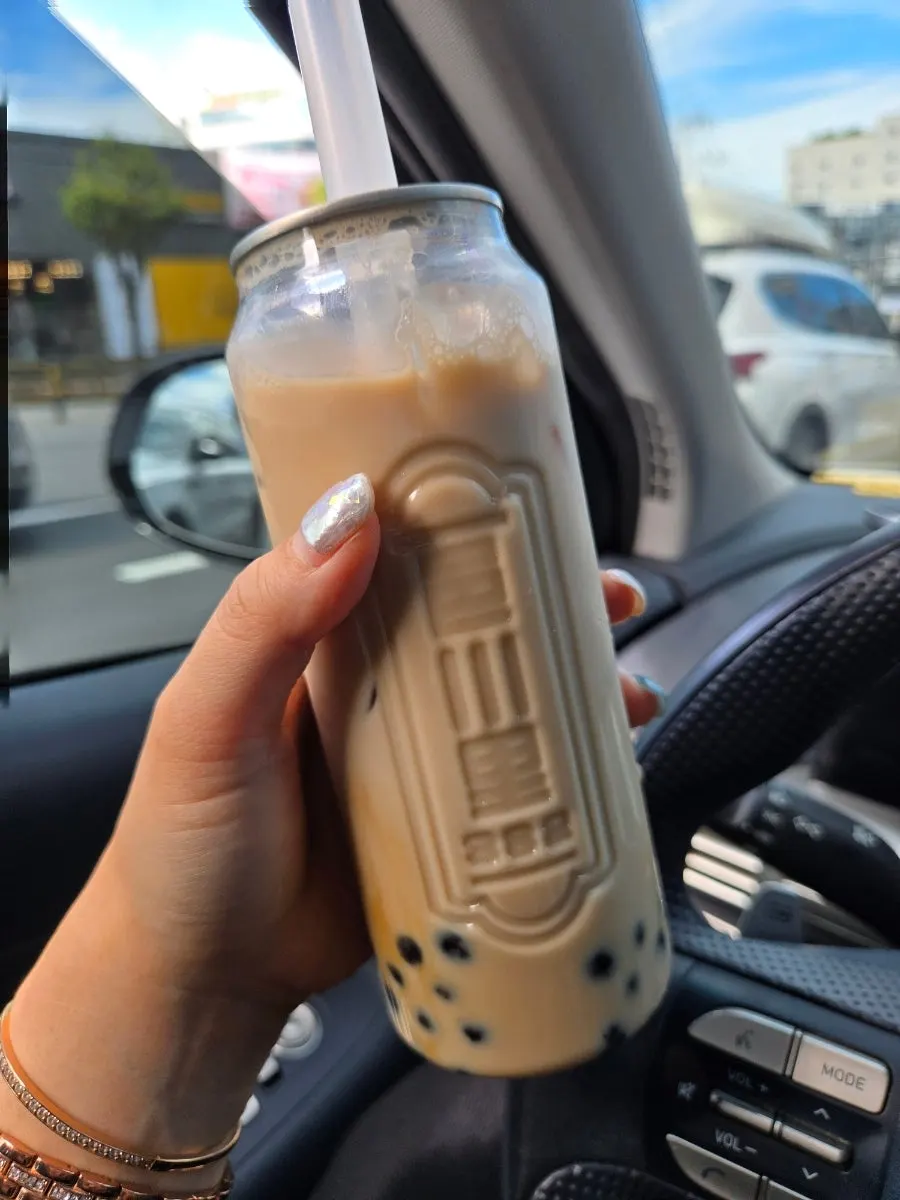 펄이 들어간 흑당버블티 한 잔