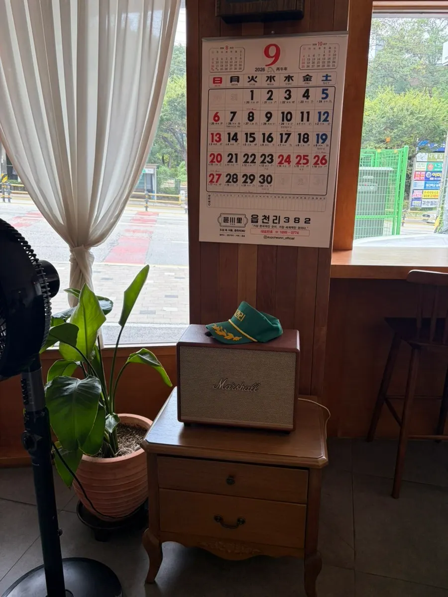 시골 레스토랑 느낌의 카페 내부 전경