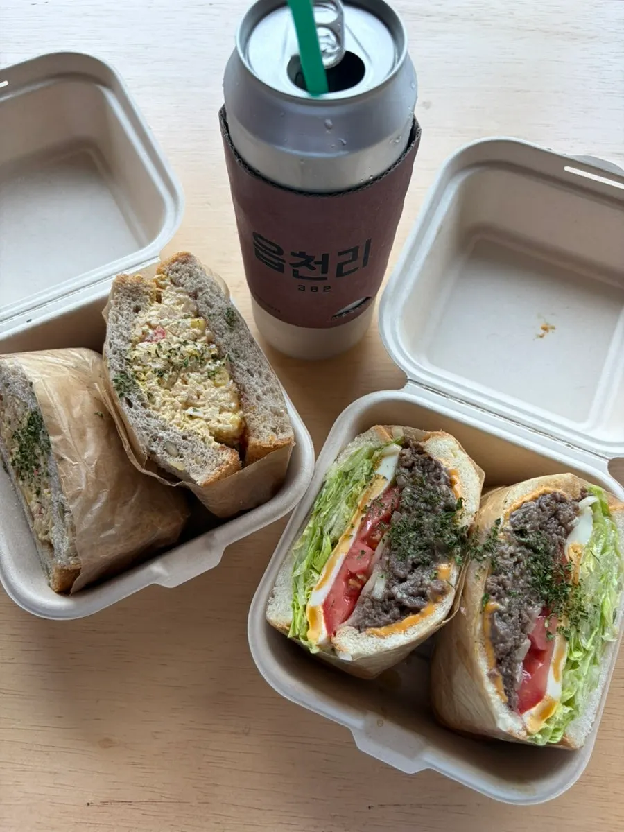 주문한 샌드위치 두 개와 읍천리커피