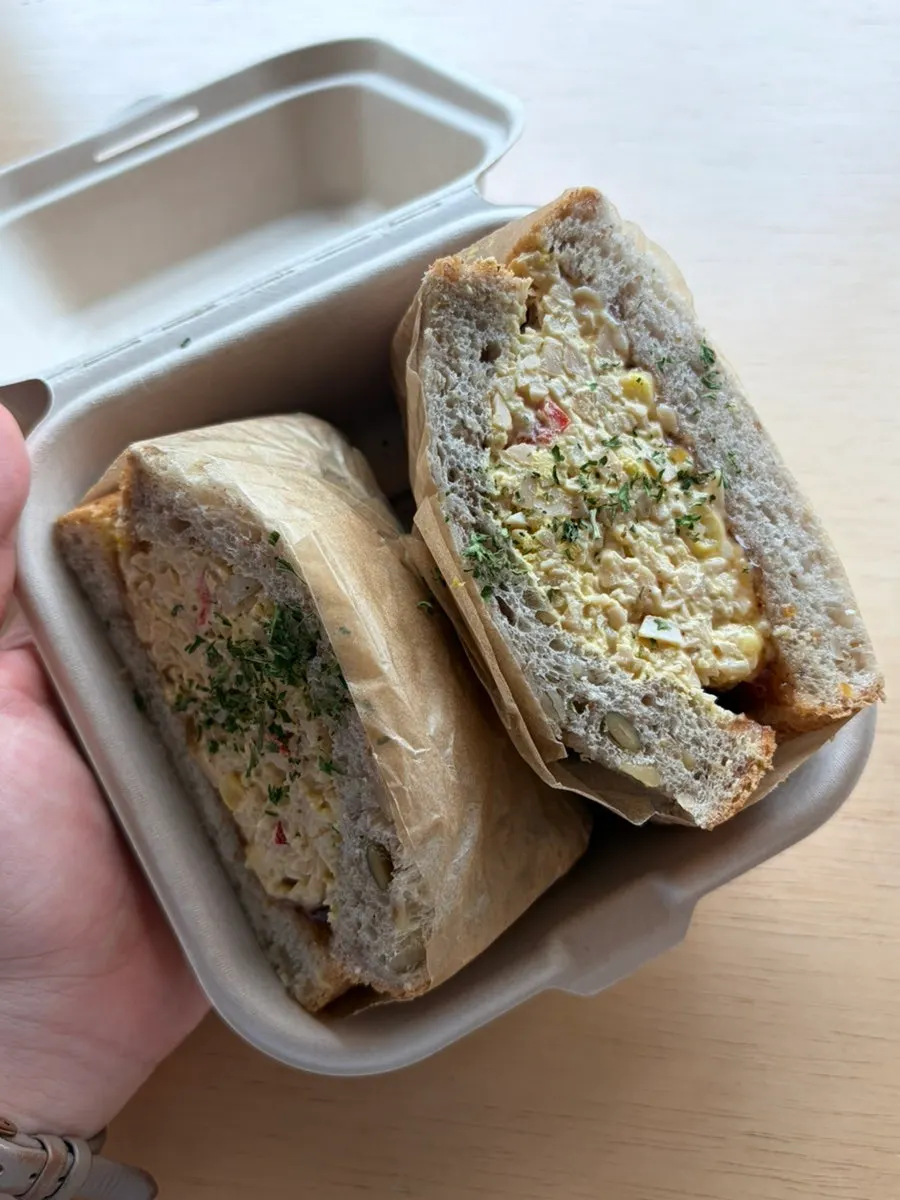 한입 먹은 딸기잼 에그마요 샌드위치