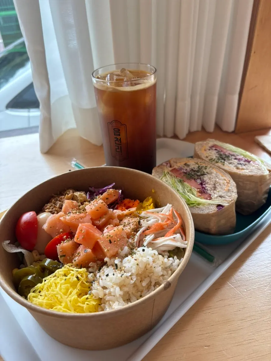 Poke and sandwich set on the table