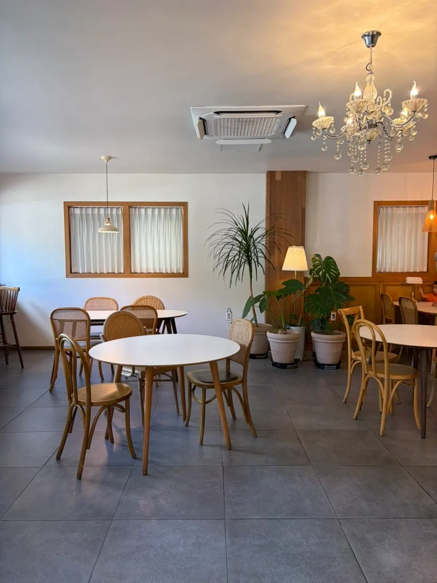 Store space with tables for 2–4 people