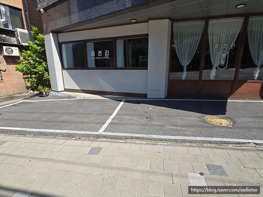 Parking spaces in front of Eopcheonri382 Chungbuk National University Branch