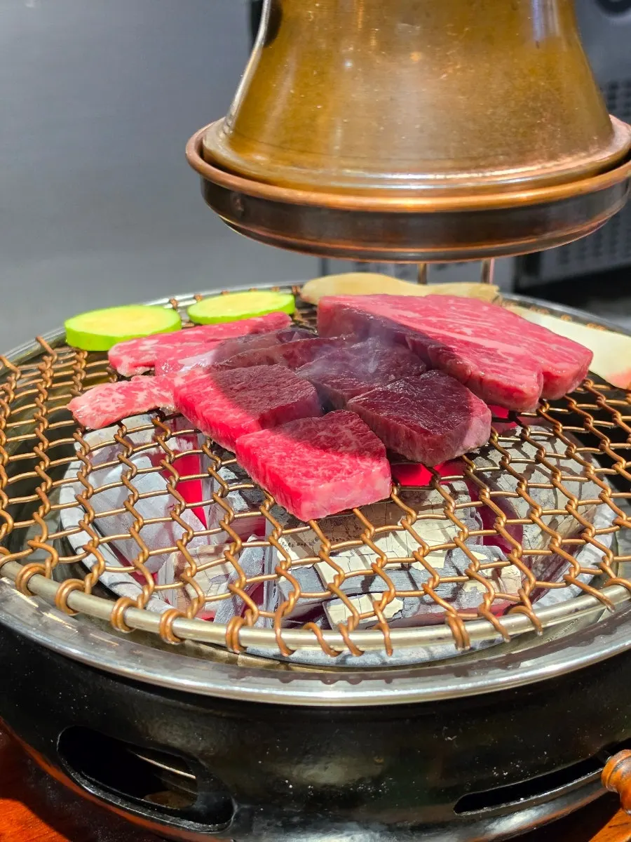 테이블 화로에서 구워지는 숙성한우