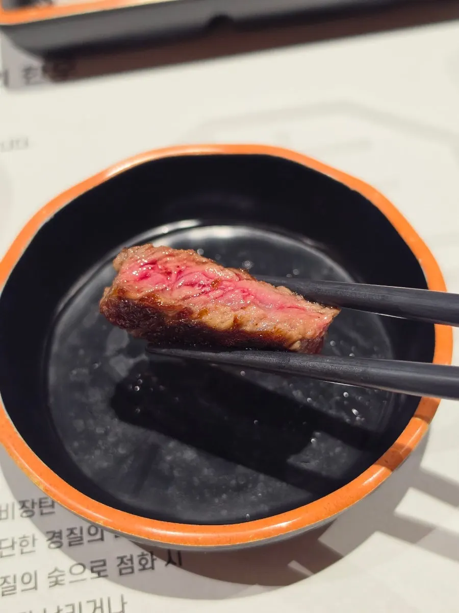 소금에 찍어 먹기 좋게 구워진 한우 한 점